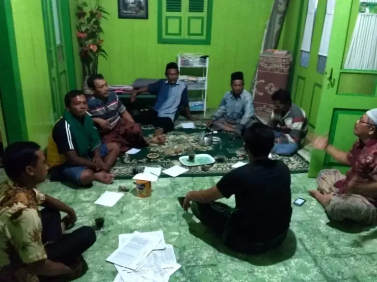 Tokoh pemuda dan masyarakat Blorok menyampaikan sikap terkait rencana aktivitas galian C Tunggulsari dan potensi dampaknya terhadap jalan serta lingkungan.