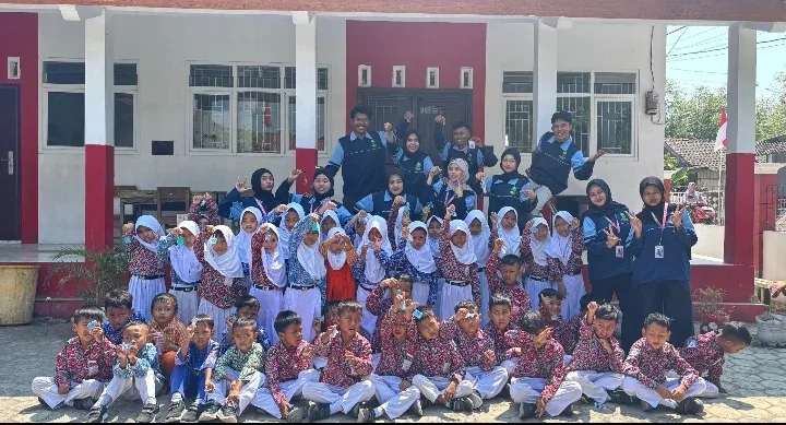 Sulap Tutup Botol Jadi Gantungan Kunci, KKN UIN Walisongo Latih Kreativitas Siswa