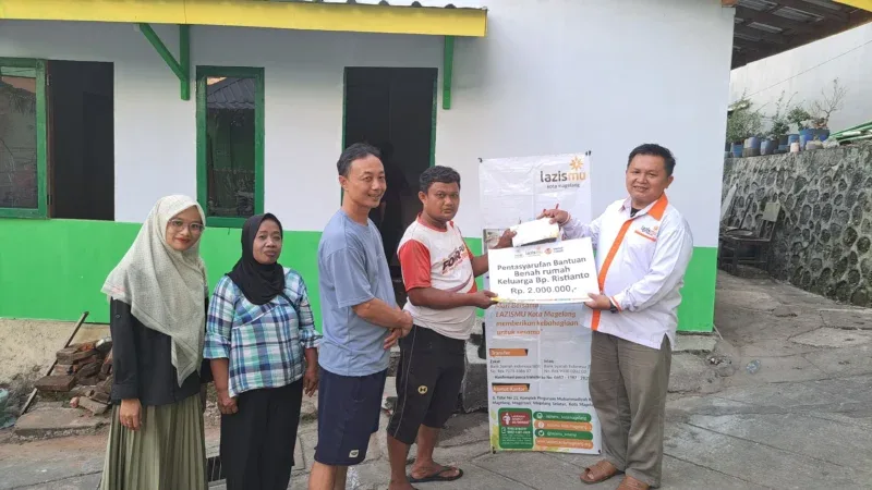 Lazismu Kota Magelang menyerahkan bantuan program Benah Rumah senilai Rp2 juta kepada keluarga Ristanto untuk membantu perbaikan rumah.