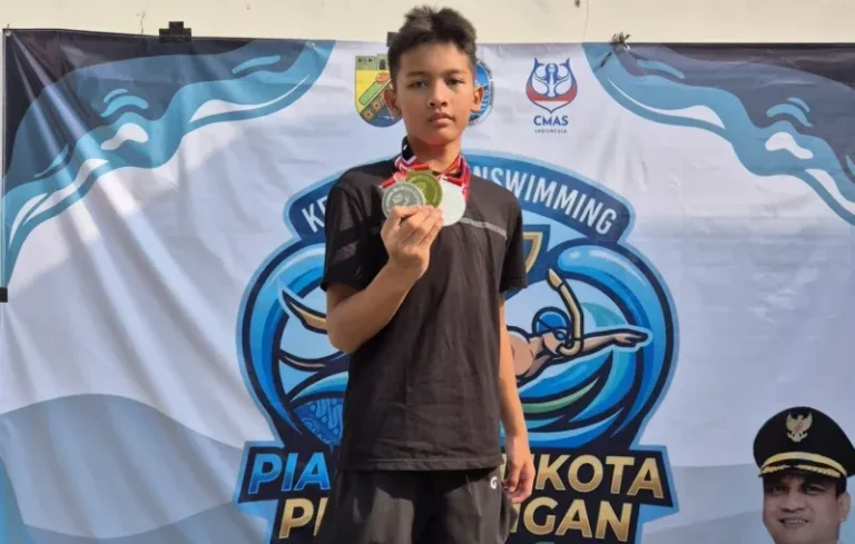 Siswa SMP Mutual Kota Magelang, Garis Lintang Katulistiwa, menunjukkan tiga medali yang diraihnya pada Kejurprov Piala Wali Kota Pekalongan 2026 cabang renang dan menyelam.