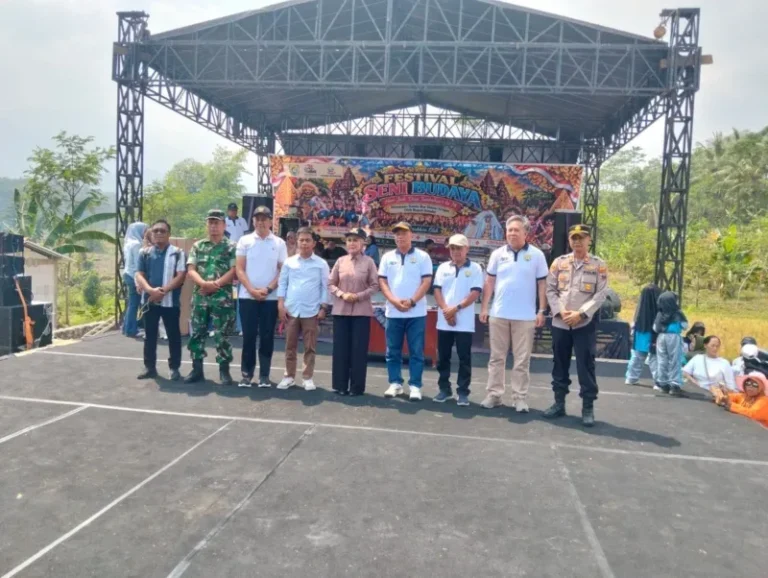 Bupati Kendal Hj. Dyah Kartika Permanasari meresmikan fasilitas air bersih di Kaliringin Park, Desa Tambahsari, Kecamatan Limbangan, Sabtu (10/10/2026).