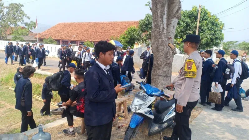 Mahasiswa Politeknik Negeri Semarang mengikuti penutupan Forum Keakraban dan Bakti Sosial Elektro 2026 di Lapangan Desa Ringinarum, Kendal, Minggu (11/10/2026). (Foto: Dok. Panitia)