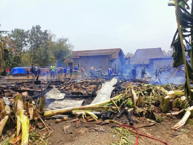 Kondisi dua rumah warga yang hangus terbakar di Dusun Banyuurip, Desa Tejorejo, Kecamatan Ringinarum, Kendal, Minggu (11/10/2026). (Foto: Dok. Polsek Ringinarum)