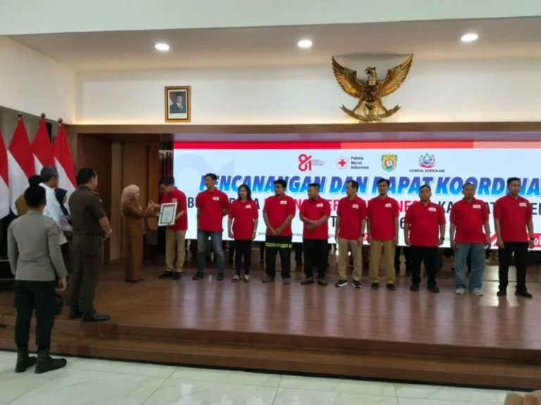 Bupati Kendal Hj. Dyah Kartika Permanasari mencanangkan Bulan Dana PMI Kendal 2026 di Pendopo Tumenggung Bahurekso, Selasa (13/10/2026). (Foto: Dok. Pemkab Kendal)