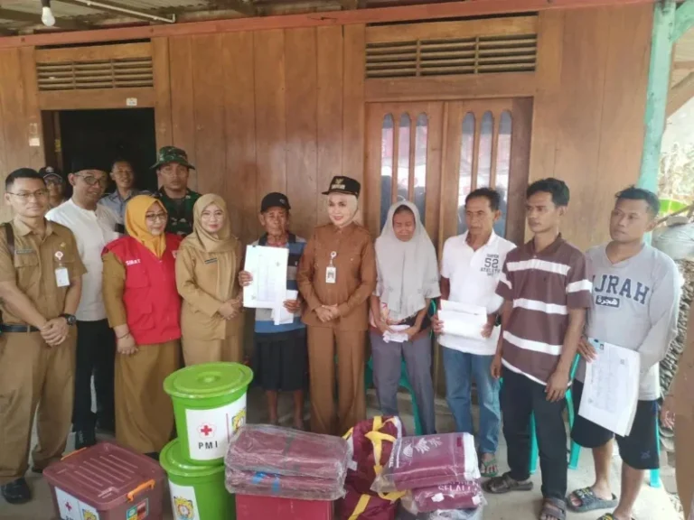 Bupati Kendal Hj. Dyah Kartika Permatasari menyerahkan bantuan kepada korban kebakaran di Dusun Banyuurip, Desa Tejorejo, Kecamatan Ringinarum, Selasa (13/10/2026).