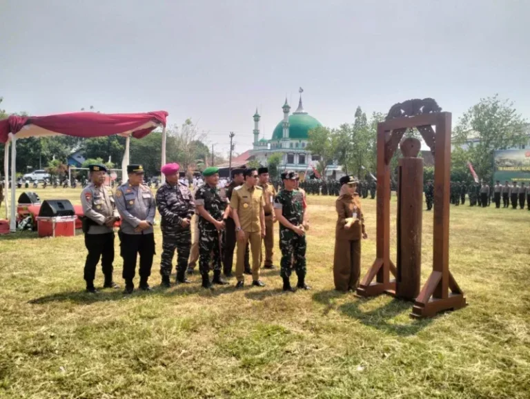 Bupati Kendal Hj. Dyah Kartika Permanasari memimpin upacara pembukaan TMMD Sengkuyung Tahap IV 2026 di Lapangan Desa Tejorejo, Kecamatan Ringinarum