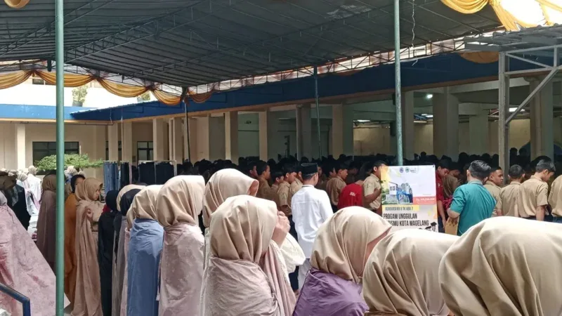 Ratusan siswa SMP Muhammadiyah 1 Alternatif Kota Magelang melaksanakan shalat Istisqo di halaman sekolah, Jumat (16/10/2026). (Foto: Dok. SMP Mutual)