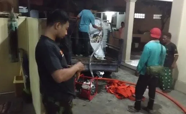 Relawan KOKAM Kota Magelang menyalurkan air bersih untuk warga Kampung Magersari dan SMP Mutual, Sabtu (17/10/2026).