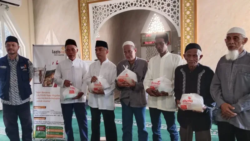 Jamaah menerima paket sembako gratis dalam Safari Ranting Lazismu Magelang di Masjid Ukhuwah Islamiyah, Potrobangsan.